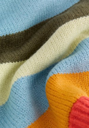 Gestrickter Wollstoff mit Streifen in Hellblau, Grün, Beige, Orange und Rot. Texturierte Oberfläche mit sichtbaren Nähdetails.