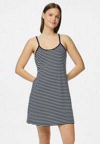 Svītrota saulē tērpta kleita ar plāniem siksnām, kas ir jūrā zila un balta horizontālā svītrā, viegla auduma un ar diviem sānu kabatām. Ikdienas piegriezums.