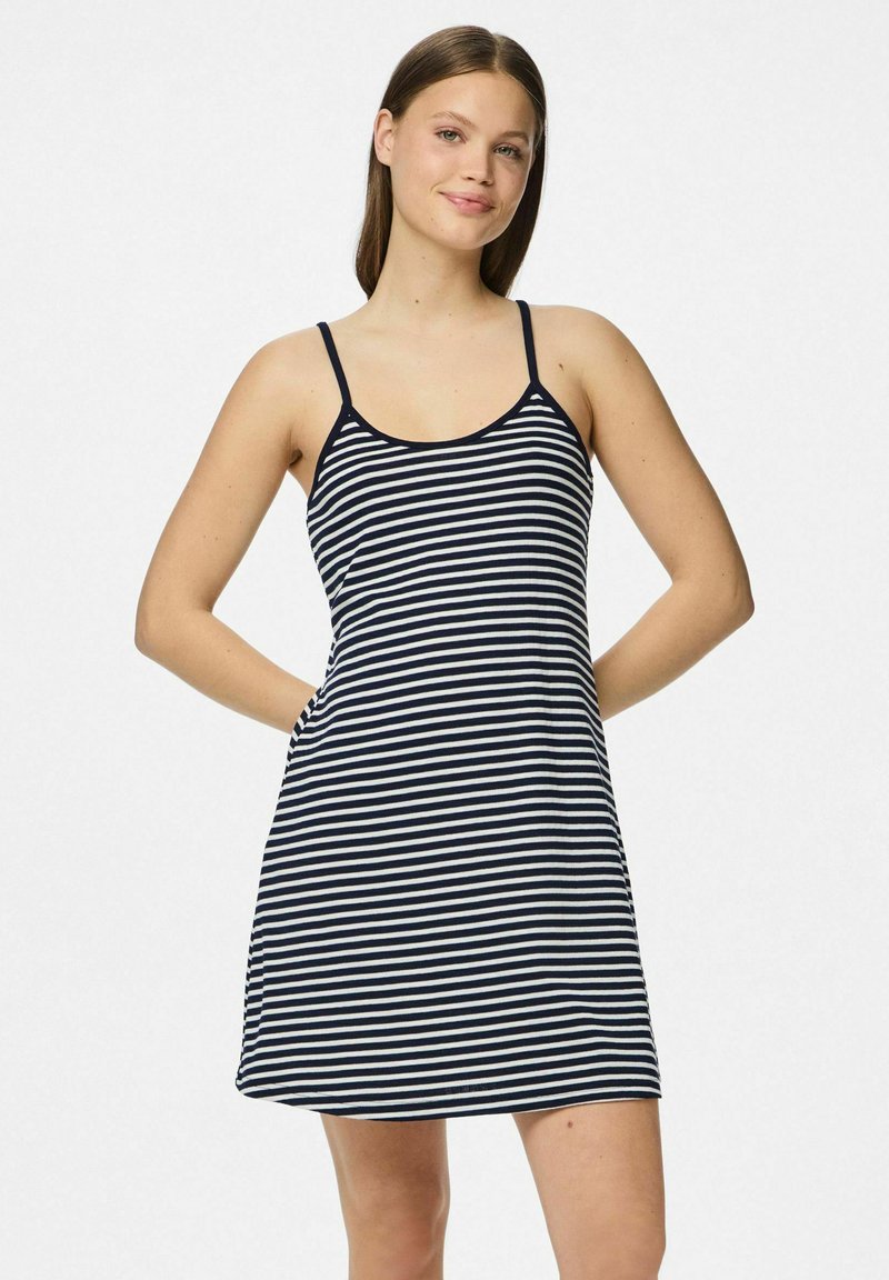 Svītrota saulē tērpta kleita ar plāniem siksnām, kas ir jūrā zila un balta horizontālā svītrā, viegla auduma un ar diviem sānu kabatām. Ikdienas piegriezums.