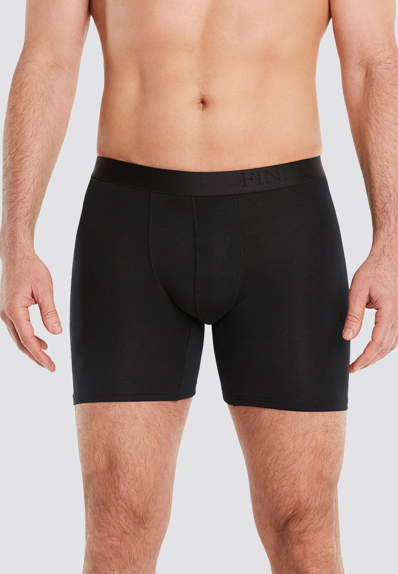 Schwarze Boxer-Briefs aus einem glatten, dehnbaren Stoff. Mit einem breiten schwarzen elastischen Bund mit dezentem Logo-Detail und figurnahem Schnitt.