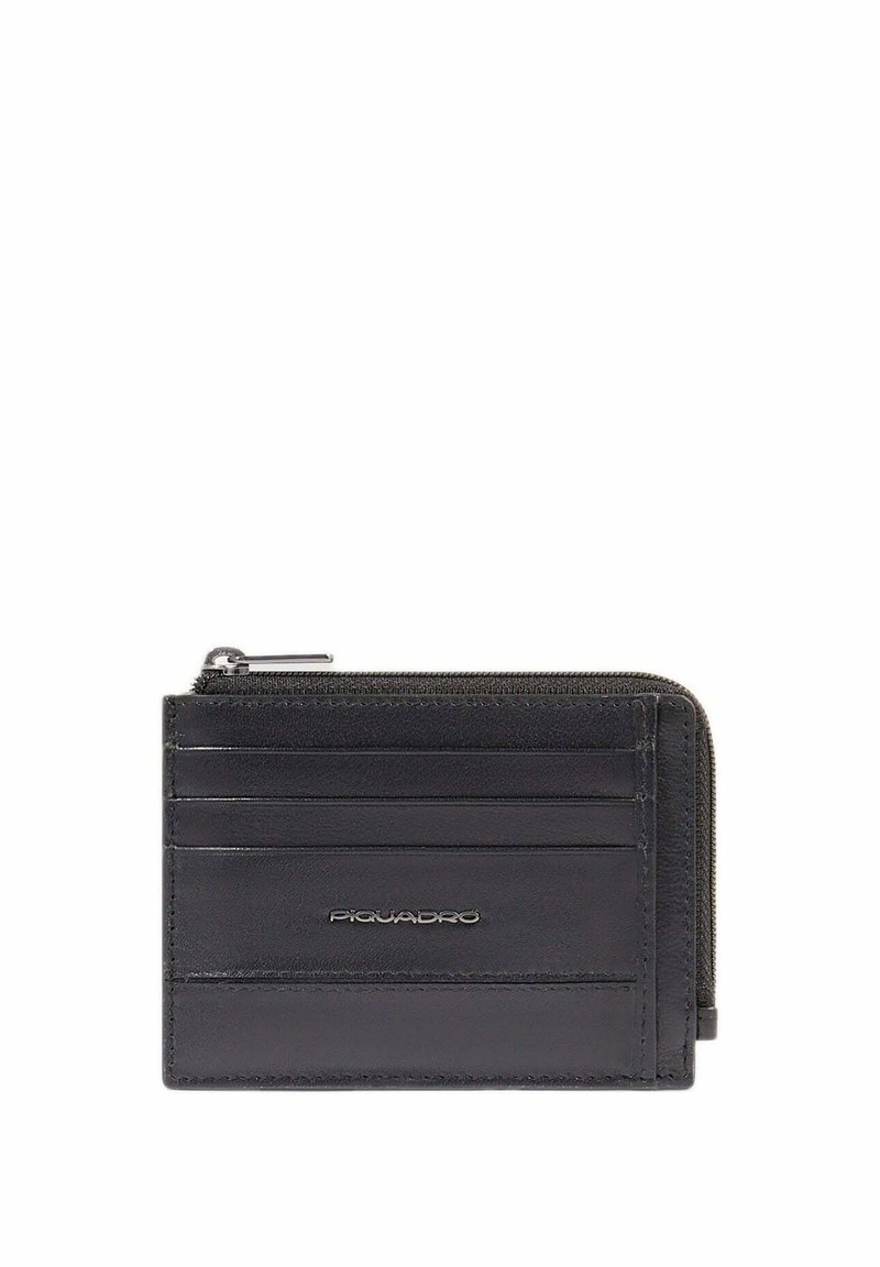 Portafoglio in pelle nera con chiusura a zip, molteplici scomparti per carte nella parte anteriore e un logo discreto. Texture liscia con cuciture e bordi ordinati.