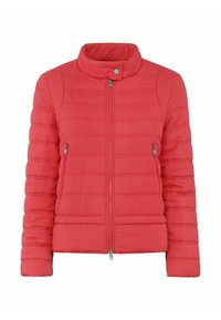 Czerwona kurtka puchowa z wysokim kołnierzem, poziomym przeszyciem, zapinana na zamek błyskawiczny z kieszeniami oraz gładką teksturą. Krótka długość.