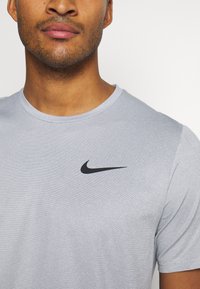 Nike Performance M NK TOP SS HPR DRY - T-skjorte til trening - particle grey/grey fog/heather/black