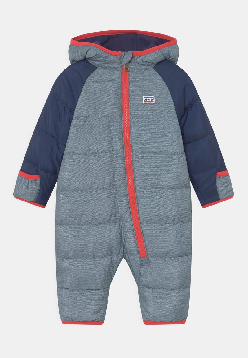 Combinaison rembourrée pour enfants en gris avec manches bleu marine, capuche et bordure de fermeture éclair rouge, avec un logo Levi's sur la poitrine.