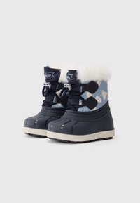 Botas de invierno para niños con suelas de goma azul marino, parte superior de tela azul con estampados de osos polares, cordones azul marino y forro de piel sintética blanca.