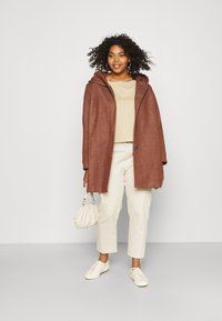 ONLY Carmakoma CARSEDONA - Casaco curto - chocolate fondant