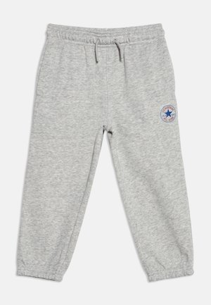 Lysegrå fleece træningsbukser med elastisk talje og manchetter, snøre, sidelommer og et lille Converse All Star-logo på højre lår.