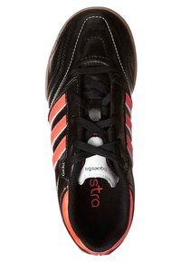 Schwarzer Sportschuh mit roten und weißen Streifenakzenten, strukturierter Oberseite und schwarzen Schnürsenkeln. Gepolsterte Innensohle und Gummiaußensohle sind sichtbar.