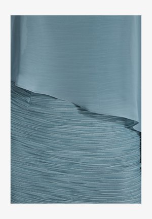 Lichtblauwe jurk met een gladde, doorzichtige bovenlaag en een gestructureerde, gerimpelde rok met subtiele glinsterende accenten verspreid over de hele jurk.