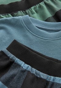 Baumwollmischung Sweatshirts in Türkis und Schwarz, mit strukturiertem Stoff und gerippten Halsausschnitten sowie gerafften Bündchen. Auffälliges horizontales Muster.