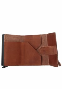 Portafoglio in pelle marrone con una texture morbida, dotato di numerose fessure per carte e una chiusura a scatto sicura. All'interno è foderato con una morbida suede di colore chiaro.