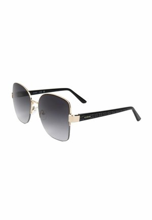 Occhiali da sole quadrati neri e oro con lenti scure sfumate e aste nere con motivo e logo Guess dorato.