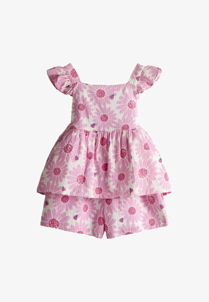 Abito smanicato per bambina con stampa floreale rosa e bianca, spalle arricciate e pantaloncini coordinati con grandi stampe di margherite e coccinelle.