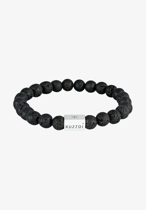 Bracelet en perles de pierre de lave noire, avec un matériel rectangulaire en argent comportant le logo "KUZZOI" en relief. Variations de perles lisses et texturées.