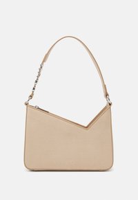 Beige falsk læder håndtaske med et trekantet design, lynlås lukning og en aftagelig kædestrop. Glat tekstur med subtil branding.