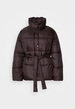 Casaco puffer castanho com gola alta, fecho frontal por botões e cintura com cinto. Apresenta secções acolchoadas para isolamento e uma textura suave.