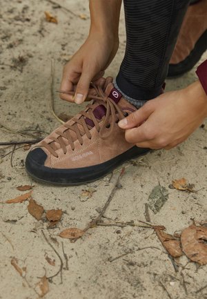 MOJITO WRAP GORE TEX - Hiking shoes - gold rose