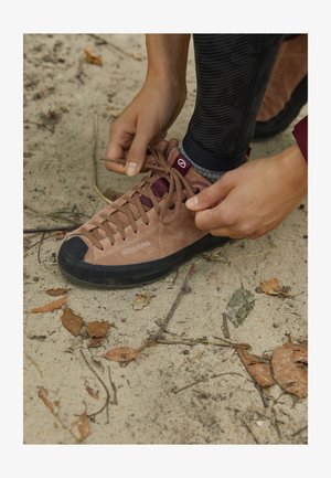 MOJITO WRAP GTX UNISEX - Pantofi drumeție - gold rose