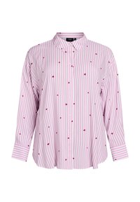 Chemise boutonnée avec des rayures verticales roses et blanches, parsemée de petits motifs en forme de cœur rouges, à manches longues et avec un col.