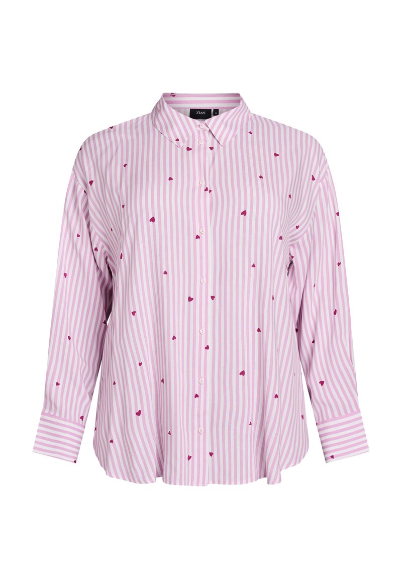 Chemise boutonnée avec des rayures verticales roses et blanches, parsemée de petits motifs en forme de cœur rouges, à manches longues et avec un col.