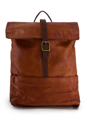 Bruine leren rugzak met voorklep bevestigd door een donkerbruine riem en messing gesp, voorzien van een bovenhandvat en zacht getextureerd materiaal.