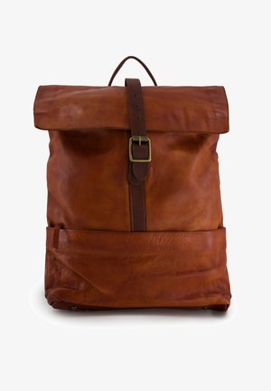 Bruine leren rugzak met voorklep bevestigd door een donkerbruine riem en messing gesp, voorzien van een bovenhandvat en zacht getextureerd materiaal.