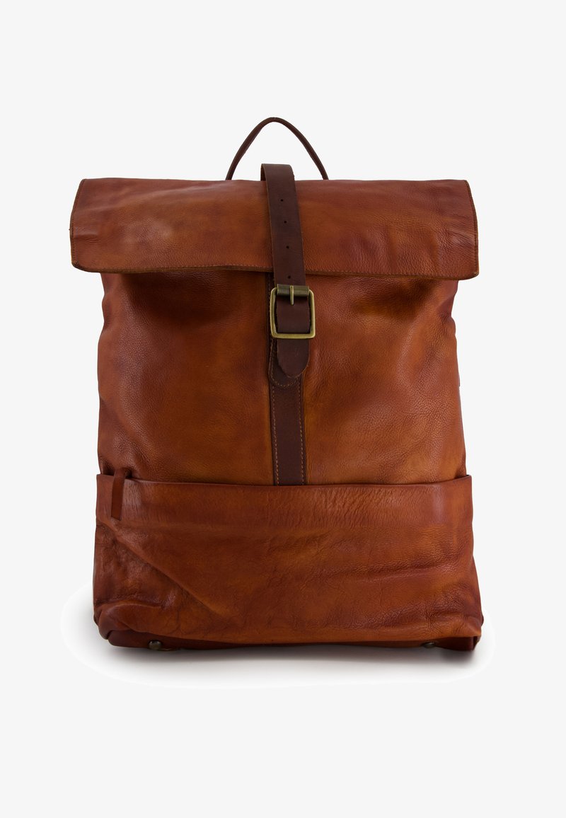 Brun læderrygsæk med frontklap sikret med mørkebrun rem og messing spænde, med topgreb og blødt tekstureret materiale.