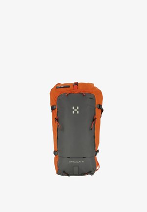 Grijze en oranje rugzak met een ruitpatroon, trekkoordsluiting, verstelbare schouderbanden en logo aan de voorkant. Afmetingen geschikt voor het maken van tochten.