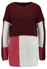Pull en maille présentant de grands blocs de couleur en bordeaux, crème et rose. Il a une coupe décontractée, un col rond et des manches longues.