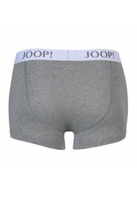 Graue Boxershorts mit einem weißen elastischen Bund, auf dem das Logo "JOOP!" in Schwarz steht, aus einem weichen, strukturierten Material gefertigt.