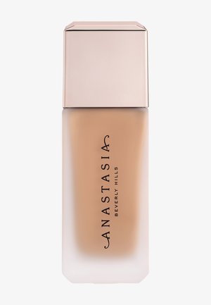 Fond de teint liquide Anastasia Beverly Hills dans un flacon rectangulaire givré avec un bouchon carré métallique.