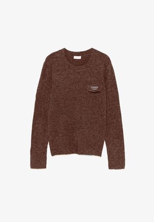 Maglione marrone in morbido tessuto a maglia, con scollatura rotonda, maniche lunghe e una piccola tasca sul petto con dettaglio del logo.