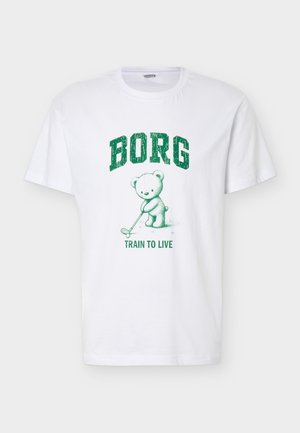 Biała koszulka z zielonym napisem "BORG" nad misiem grającym w golfa oraz napisem "TRAIN TO LIVE" pod misiem.