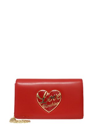 Portafoglio rosso in ecopelle con una catena dorata. Presenta un logo a forma di cuore dorato ben visibile con la scritta "Love Moschino". Texture liscia, forma rettangolare.