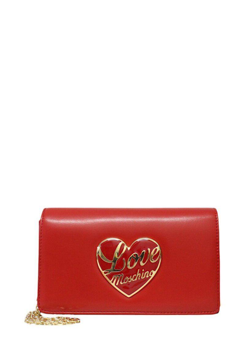 Portafoglio rosso in ecopelle con una catena dorata. Presenta un logo a forma di cuore dorato ben visibile con la scritta "Love Moschino". Texture liscia, forma rettangolare.