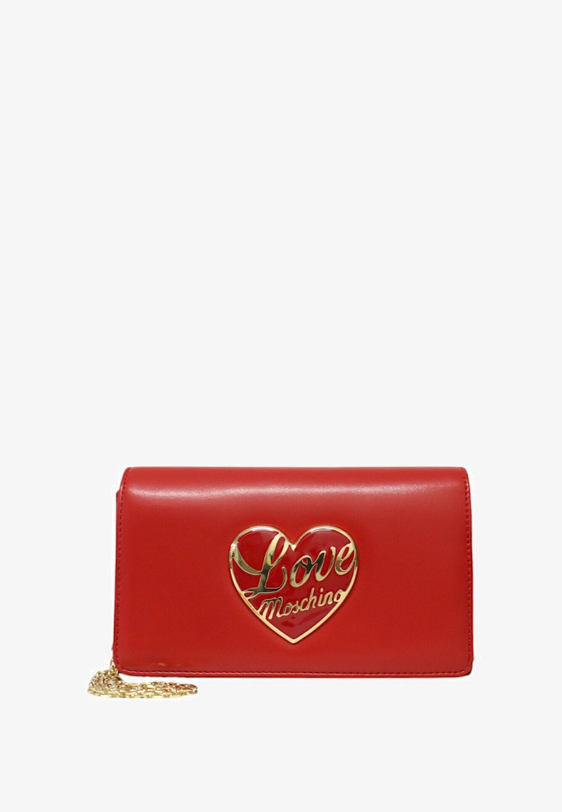 Portafoglio rosso in ecopelle con una catena dorata. Presenta un logo a forma di cuore dorato ben visibile con la scritta "Love Moschino". Texture liscia, forma rettangolare.