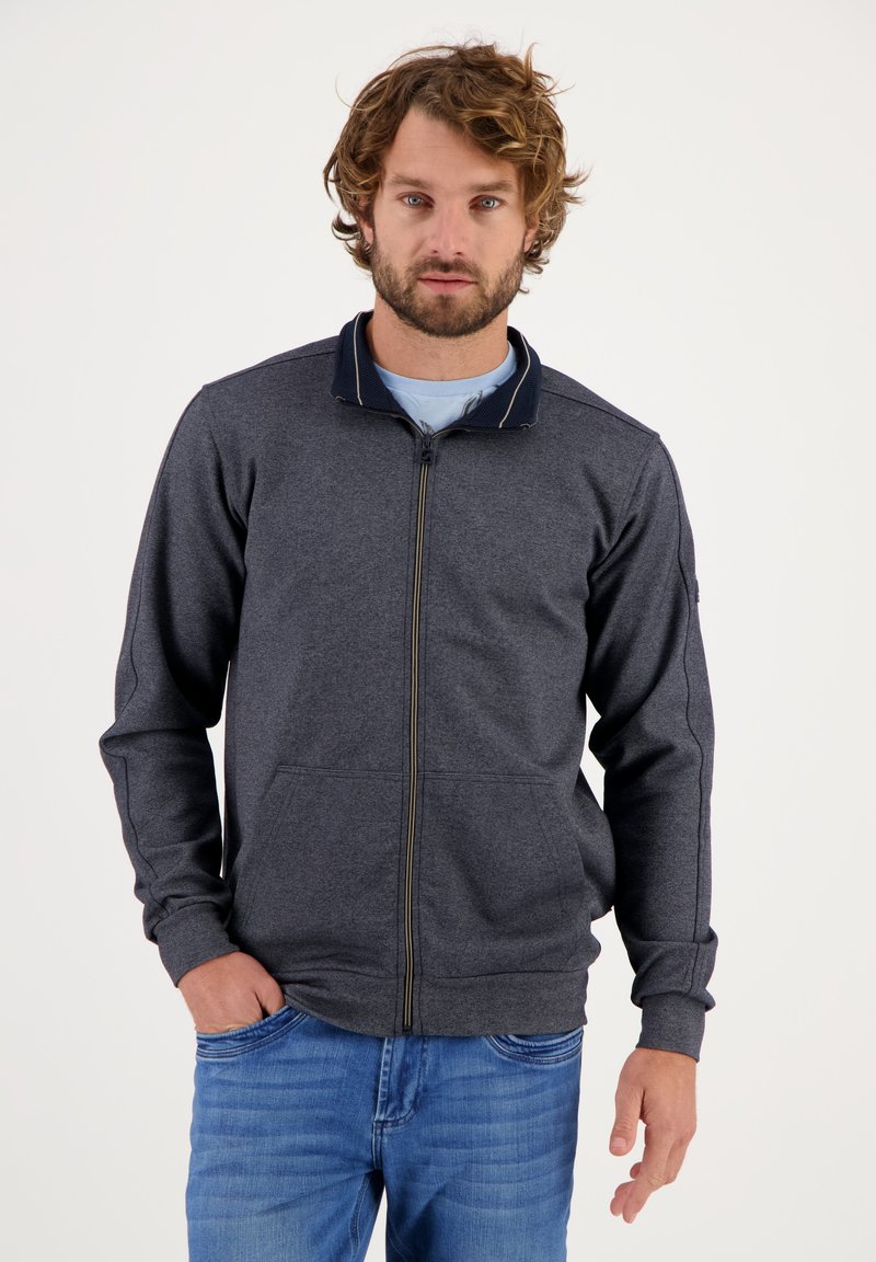 Felpa con zip da uomo in grigio scuro, con colletto alto bordato di blu, due tasche frontali, polsini a coste e una texture morbida.