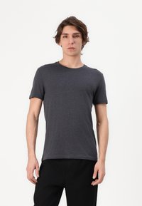 Grå kortærmet t-shirt i blødt stof, med rund halsudskæring og en slim fit. Enkel design uden mønstre eller udsmykninger.