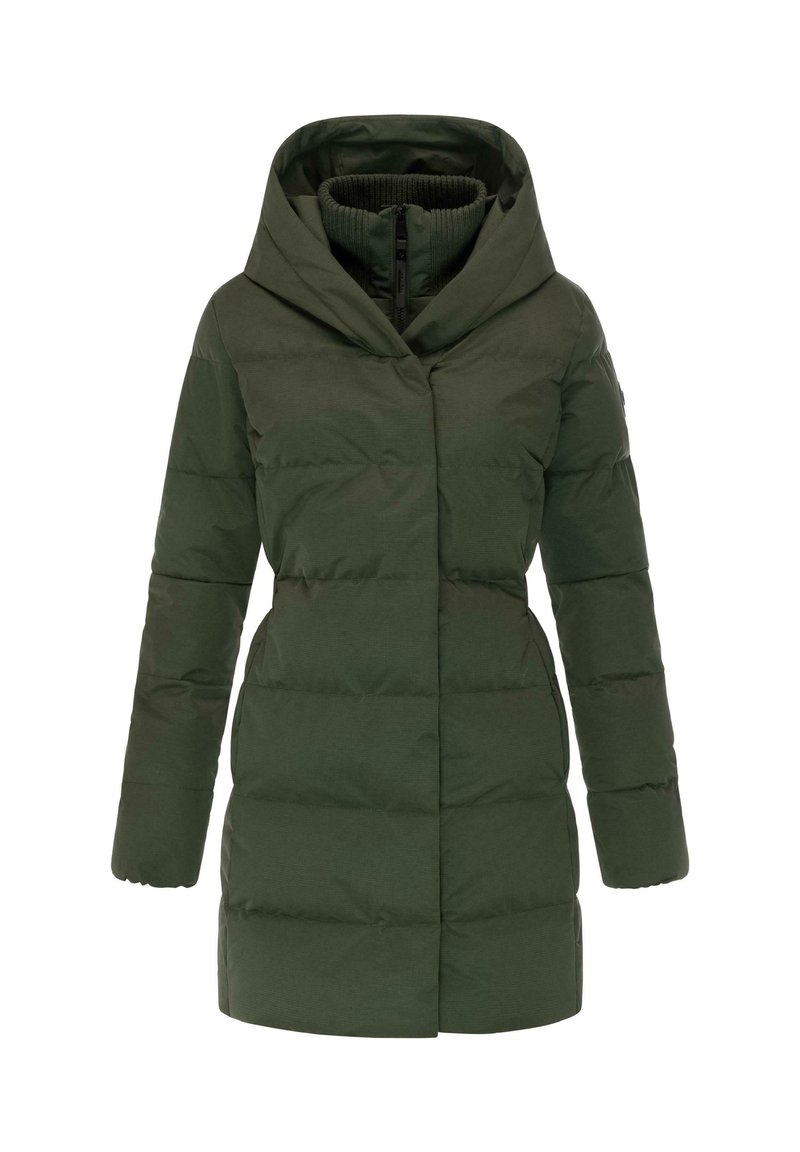 Abrigo acolchado hasta las rodillas en verde oscuro con un cuello alto y una gran capucha. Presenta dos bolsillos laterales y un cierre de cremallera; textura suave.