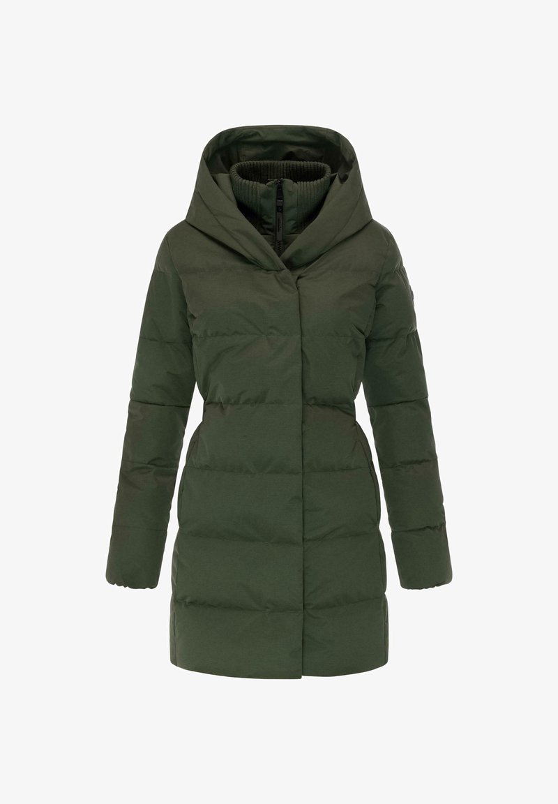 Abrigo acolchado hasta las rodillas en verde oscuro con un cuello alto y una gran capucha. Presenta dos bolsillos laterales y un cierre de cremallera; textura suave.