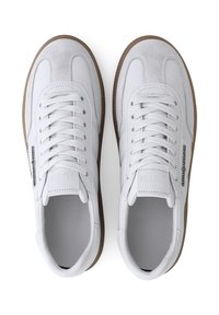 Weiße Sneaker aus einer Mischung von Leder und Wildleder. Runde Zehenform, flache Schnürsenkel, strukturierts, tanfarbige Gummisohle und dezente Markenkennzeichnung an der Seite.