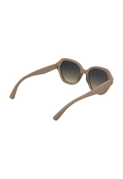 Lunettes de soleil en plastique beige avec une forme géométrique, verres teintés dégradés foncés et texture lisse. Elles présentent des branches fines et arrondies avec un accent doré.