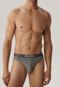 Szare bawełniane majtki z szarym elastycznym paskiem, na którym w białym kolorze widnieje napis "ATLANTIC". Lekka, dopasowana konstrukcja o gładkiej fakturze.
