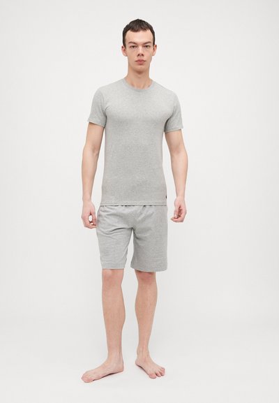 T-shirt en coton gris à manches courtes associée à un short gris assorti, avec un design simple et une texture douce, sans motifs visibles.