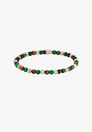 Rundes Perlenarmband mit abwechselnden grünen, braunen und beigen Steinen, mit einem kleinen silbernen Verschluss, graviert mit "ST BO".