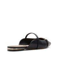 Sandale noire en cuir à slide avec un design épuré, un dos ouvert, un avant étroit et un accent métallique doré sur le talon.