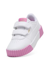 Scarpe sintetiche bianche con una suola rosa testurizzata. Presentano due strap in Velcro e una linguetta imbottita con un logo su uno sfondo rosa chiaro.