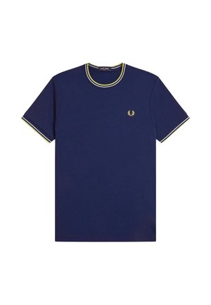Camiseta azul marino de manga corta con ribete amarillo y blanco en el cuello y los puños, con un pequeño logo de laurel amarillo en el pecho.