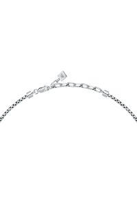 Bracciale in argento caratterizzato da una catena intrecciata, un gancio a moschettone e un'etichetta quadrata con un motivo a foglia.