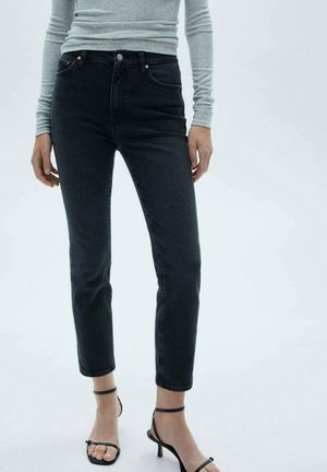 Jean taille haute en denim noir, coupe slim et longueur cropped, avec cinq poches et quincaillerie de couleur cuivrée.